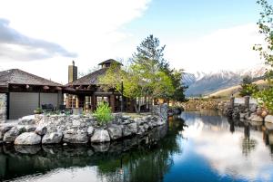 GenoaHoliday Inn Club Vacations - David Walley's Resort, an IHG Hotel的河畔的岩石房子