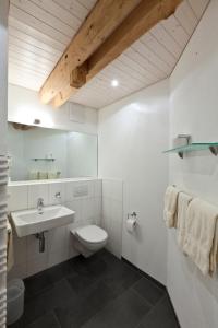 塞德龙波斯塔酒店的白色的浴室设有卫生间和水槽。