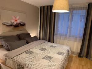 德累斯顿Apartment City Center Prestige的卧室配有一张挂着鲜花的床