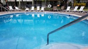 DOWNTOWN HAWAIIAN PARADISE HOTEL CONDO with Hot Tub, Pool & Beach内部或周边的泳池