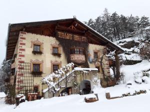 厄茨Piburg Seebichlhof的前面有雪的大房子
