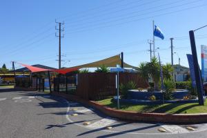 阿德莱德Discovery Parks - Adelaide Beachfront的停车场,有帐篷和一些植物