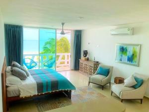 塞莱斯通Playa 55 beach escape - adults only Guesthouse的一间卧室配有一张床,享有海景