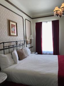 托诺帕米兹帕酒店的卧室设有一张白色大床和一扇窗户。