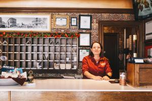 托诺帕米兹帕酒店的坐在咖啡店柜台的女人