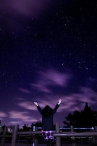 济州市沃拉克旅馆的站在围栏上仰望夜空的人