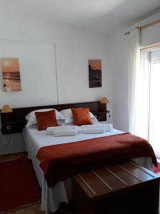 奥德赛克斯Casa Dorita的一间卧室配有一张带橙色枕头的大床
