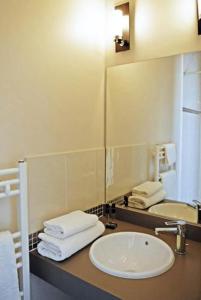 图尔龙萨酒店的一间带水槽和镜子的浴室