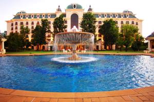 肯普顿帕克皮蒙特德奥瑞勒皇宫大酒店的一座大建筑前的喷泉