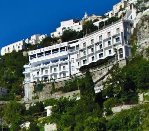 维耶特里德尔梅尔沃切酒店的山边的白色建筑