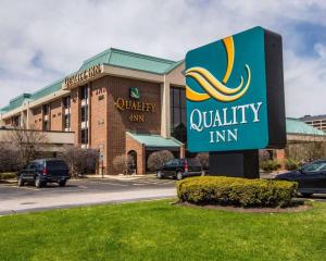 绍姆堡Quality Inn Schaumburg - Chicago near the Mall的建筑前的优质旅馆标志