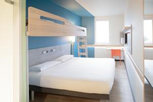 日内瓦日内瓦机场宜必思快捷酒店的一间卧室配有双层床和书桌