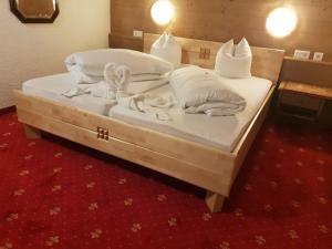塞费尔德附近赖特瑞福酒店的一间卧室配有两张带白色床单和枕头的床。