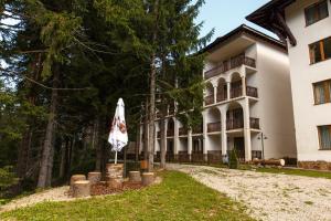 潘波洛沃Monastery 2 Aparthotel的享有酒店场地的景致。