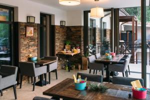 道尼库宾Villa Helia的餐厅设有桌椅和窗户。