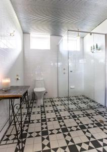 SpringtonGrand Cru Estate Homestead的一间带卫生间和玻璃淋浴间的浴室