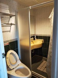 恒春古城垦丁小天地度假旅店的一间带卫生间和水槽的浴室