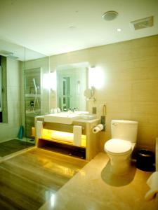 天津新桃园酒店的一间浴室