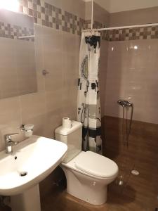 沃特斯Evagelia's Houses的浴室配有白色卫生间和盥洗盆。