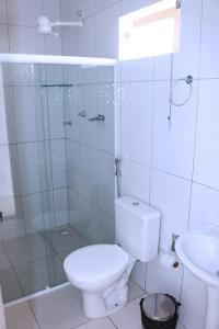 皮拉尼亚斯Pousada Sol Nascente的带淋浴、卫生间和盥洗盆的浴室
