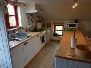 兰达弗里Seren Loft - Cynghordy, Llandovery的厨房配有水槽和台面