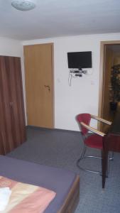 Sassenburg达能布特乡间别墅酒店的客房设有书桌、椅子和电视。