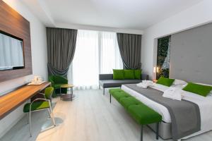 阿巴诺泰尔梅威尼斯温泉酒店的酒店客房设有一张绿色大床。
