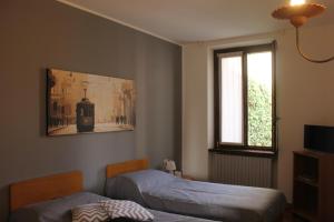 坎图ALBERGO LA SCALETTA的一间卧室设有两张床和窗户。