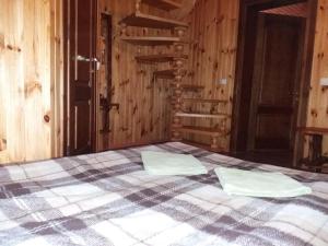 科索夫Hotel Dudarik的一间卧室配有一张床,上面有两条毛巾