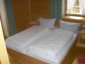 雪绒花酒店客房内的一张或多张床位