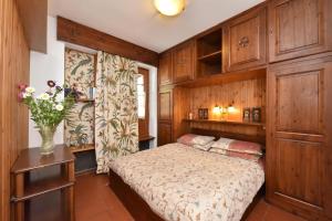 布勒伊-切尔维尼亚卡斯泰利公寓式酒店的一间卧室,配有一张床和花瓶