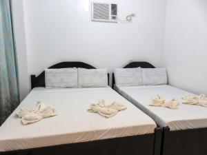 班塔延岛纳内特游客宾馆的宿舍间的两张床,床上配有毛巾