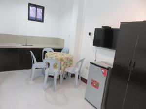 班塔延岛纳内特游客宾馆的厨房配有桌椅和冰箱。
