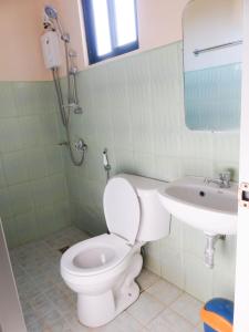 班塔延岛纳内特游客宾馆的一间带卫生间和水槽的浴室