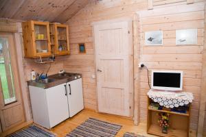 Nasva乐琶玫萨度假屋的一个带水槽的厨房和一扇门