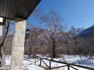 巴奇科伏Complex Magic of the Rhodopes的享有带围栏的雪地景色