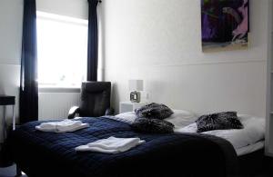 奥基克比卡恩酒店的卧室配有带枕头的床铺和窗户。