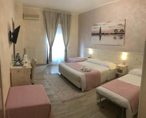 菲乌米奇诺夫米希诺机场豪华酒店 的酒店客房设有两张床和窗户。