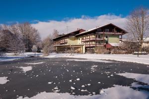 巴特恩多夫斯托宾格特蒙酒店的冰冻湖上的房子