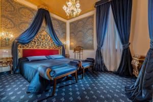 威尼斯乔尔乔涅酒店的一间卧室配有一张红色床头板的床