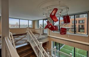 布卢明顿Graduate Bloomington的一间设有楼梯的客房,天花板上挂着红色的鞋子