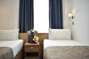 伦敦中央公园酒店的酒店客房设有两张床和窗户。
