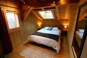 莫里永Chalet "Le mas devant"的一间小房间的卧室,配有一张床铺