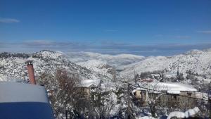 埃普塔罗弗斯Guesthouse Mavrodimos的享有白雪 ⁇ 的山景,设有一座建筑