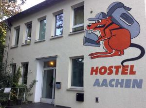 亚琛Hostel Aachen的一座建筑的侧面有红色 ⁇ 齿动物