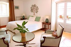 辛特拉罗斯特里斯本尤格里亚乡村酒店的卧室配有一张床和一张桌子及椅子