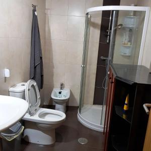 BentracesMoreiriña- Bentraces的浴室配有卫生间、淋浴和盥洗盆。