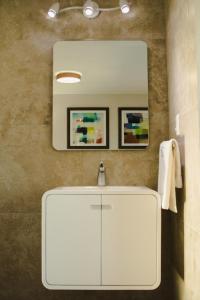 夸察夸尔科斯HOTEL CAREYES的浴室设有白色水槽和镜子