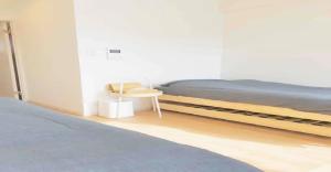 福冈ENZO / Vacation STAY 13251的一间卧室配有一张双层床和一张桌子