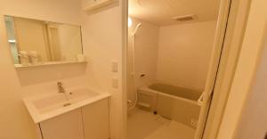福冈ENZO / Vacation STAY 13251的浴室配有盥洗盆和浴缸。